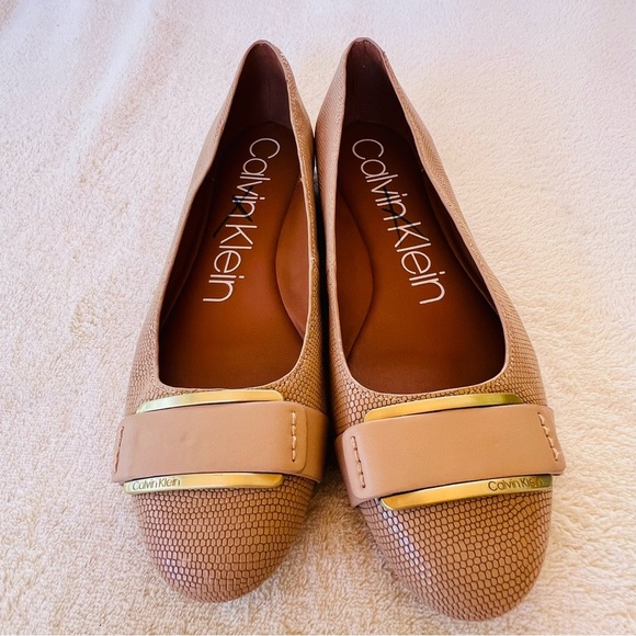 Calvin Klein Oneta genuine leather Tan
Flats with Textured Toe Cap SIZE 9 - Picture 4 of 11